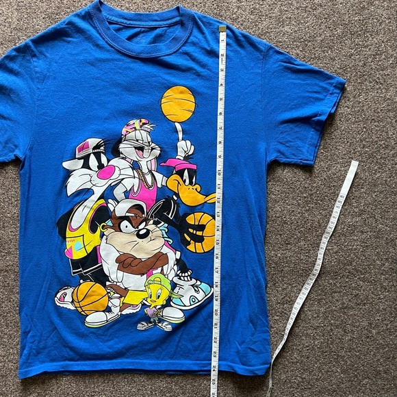 VTG 90s Looney Tunes Graphic Tshirt Basketball Squad Bugs Taz Daffy Tweety Small - Picture 7 of 10